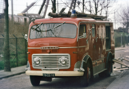 830638 Afbeelding van de Commer autospuit A6 van de Utrechtse brandweer in de Pelikaanstraat te Utrecht tijdens de ...